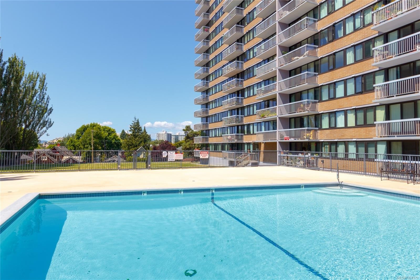 1504-647 Michigan St, Victoria, BC - Outdoor With In Ground Pool