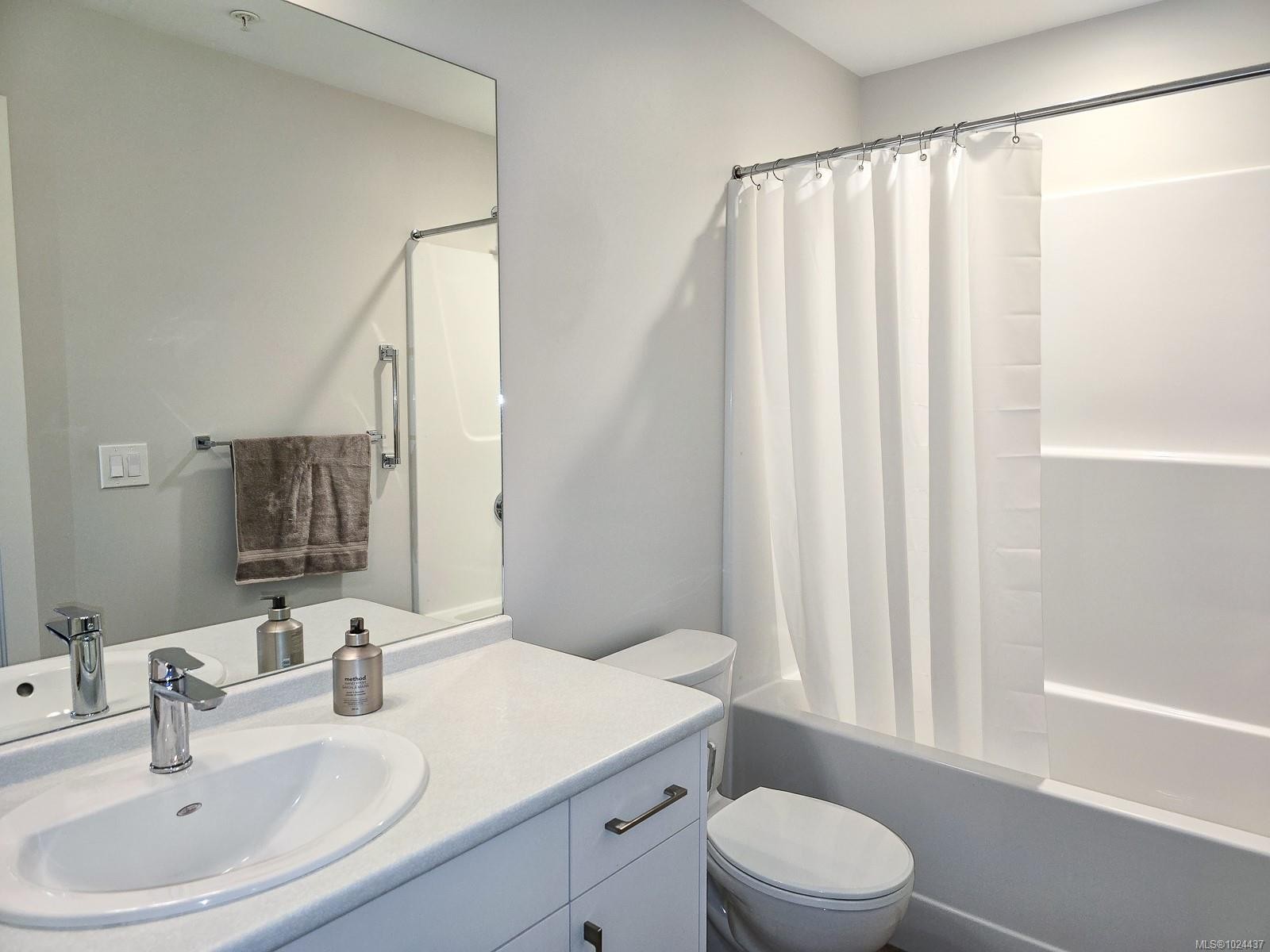 204-6544 Metral Dr, Nanaimo, BC - Indoor Photo Showing Bathroom
