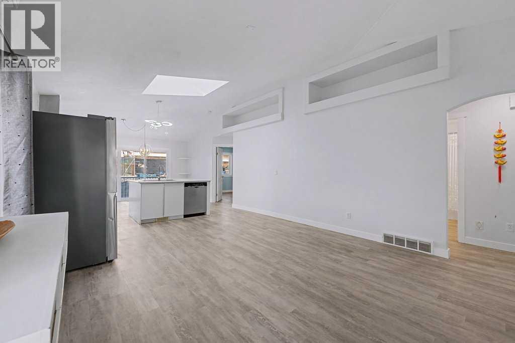 267 Panamount Hill Nw, Calgary, AB - Indoor Photo Showing Kitchen