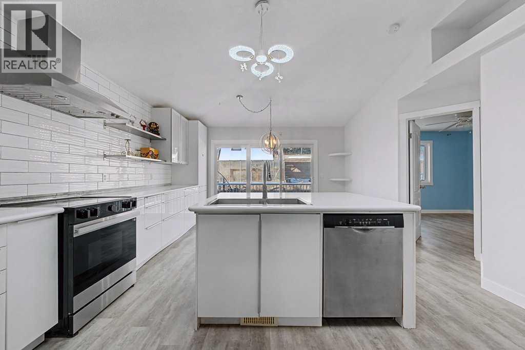 267 Panamount Hill Nw, Calgary, AB - Indoor Photo Showing Kitchen