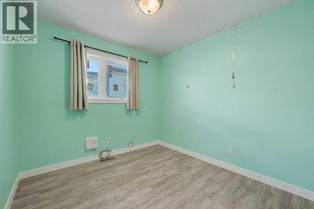 Bedroom 2 - 267 Panamount Hill Nw, Calgary, AB - Indoor Photo Showing Other Room