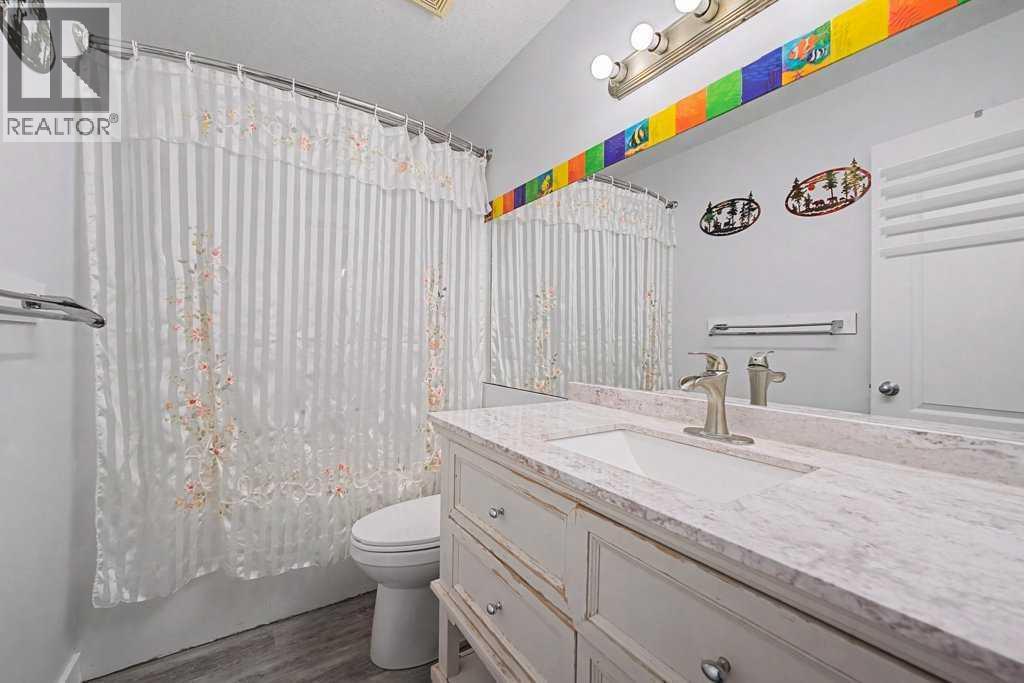 4 pc bathroom - 267 Panamount Hill Nw, Calgary, AB - Indoor Photo Showing Bathroom