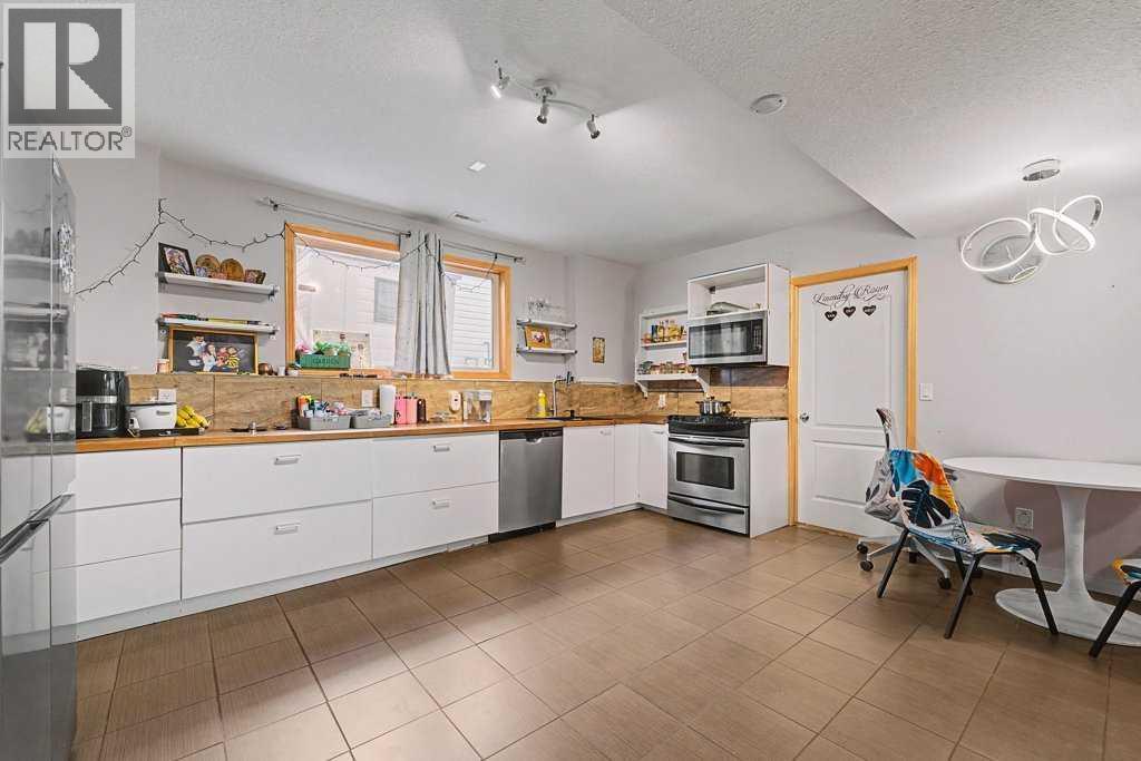 Legal Suite - 267 Panamount Hill Nw, Calgary, AB - Indoor Photo Showing Kitchen