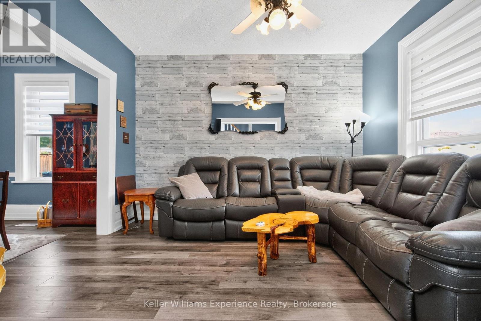 196 Fourth Street, Midland, ON - Indoor Photo Showing Living Room