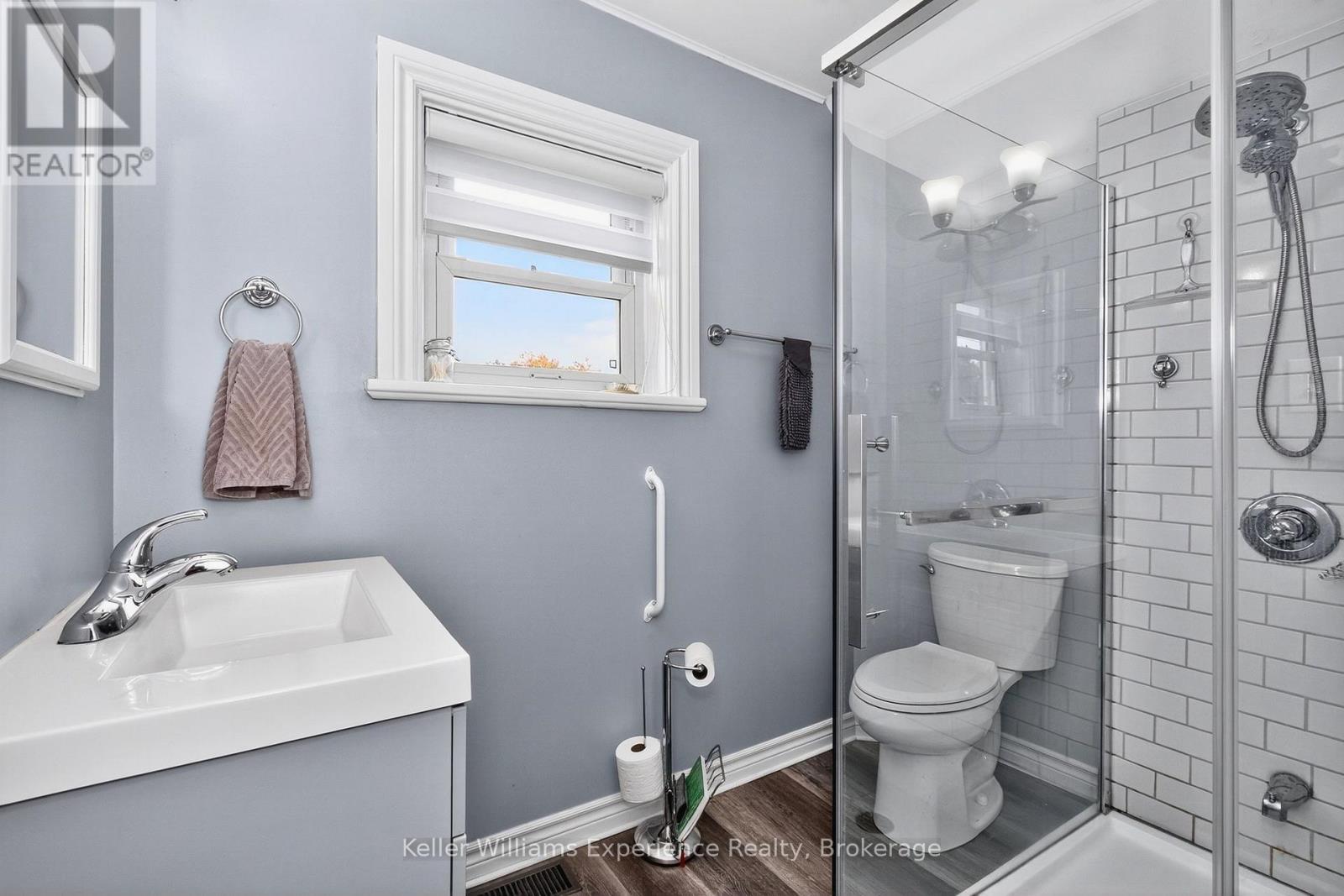 Main bathroom on 2nd floor - 196 Fourth Street, Midland, ON - Indoor Photo Showing Bathroom