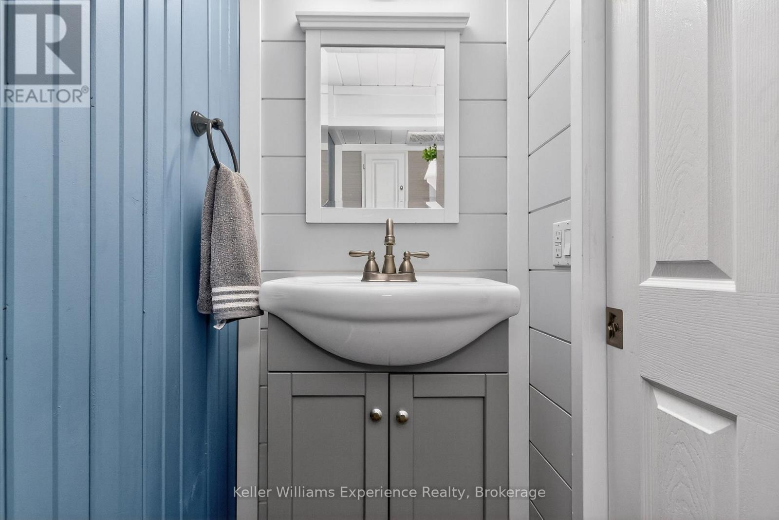 1/2 Bath on main floor - 196 Fourth Street, Midland, ON - Photo Showing Bathroom