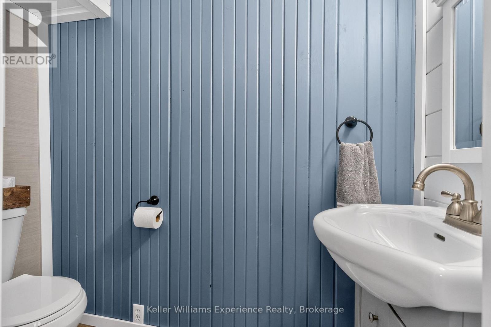 1/2 Bath on main floor - 196 Fourth Street, Midland, ON - Indoor Photo Showing Bathroom