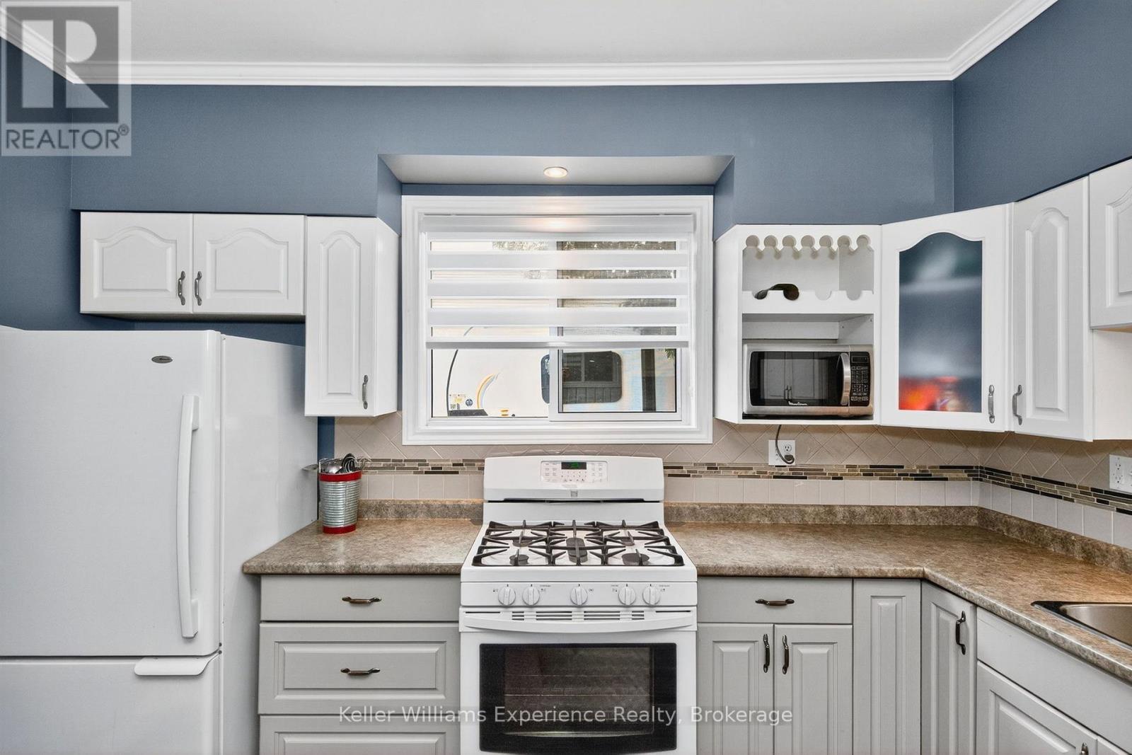 196 Fourth Street, Midland, ON - Indoor Photo Showing Kitchen