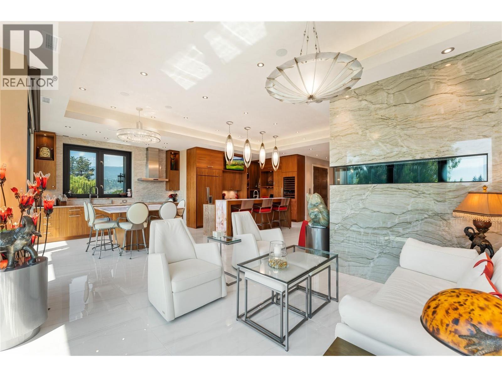 2245 Abbott Street Unit# 301, Kelowna, BC - Indoor Photo Showing Living Room