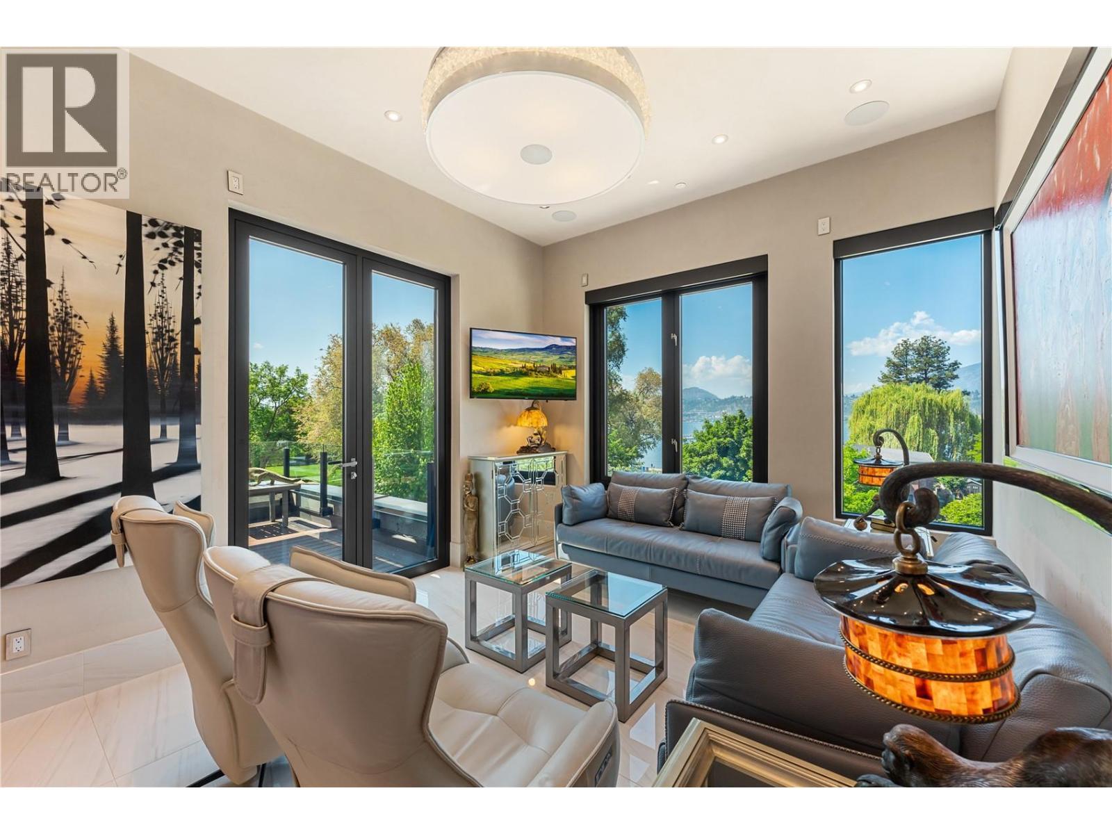 2245 Abbott Street Unit# 301, Kelowna, BC - Indoor Photo Showing Living Room