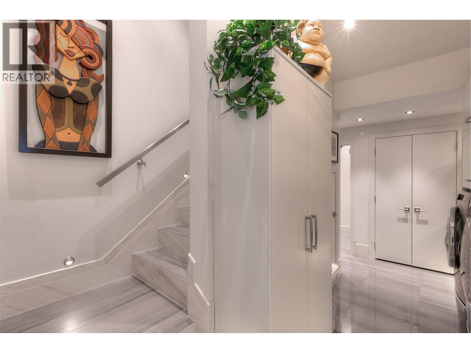 2245 Abbott Street Unit# 301, Kelowna, BC - Indoor Photo Showing Other Room