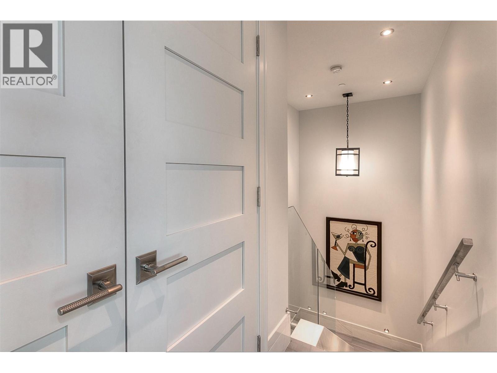 2245 Abbott Street Unit# 301, Kelowna, BC - Indoor Photo Showing Other Room