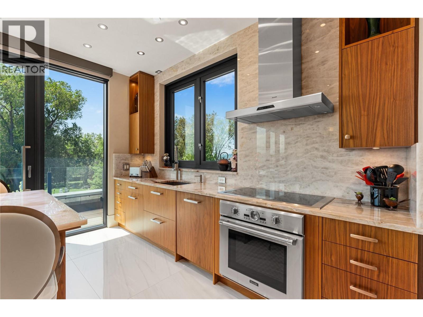 2245 Abbott Street Unit# 301, Kelowna, BC - Indoor Photo Showing Kitchen