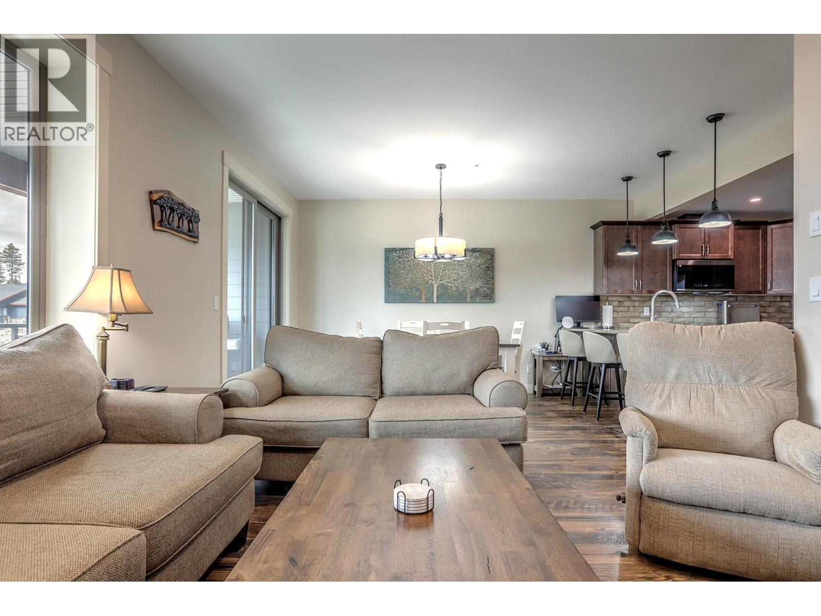 9834 Cathedral Drive, Silver Star, BC - Indoor Photo Showing Living Room