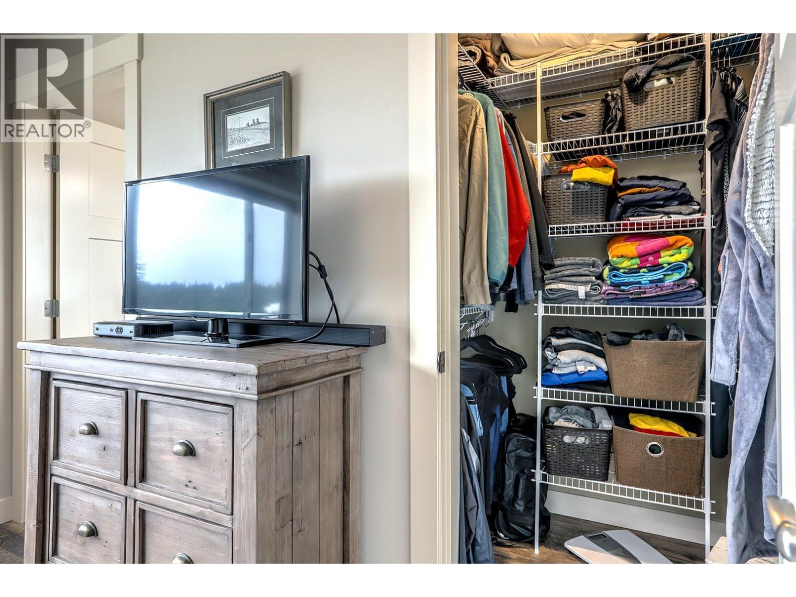 9834 Cathedral Drive, Silver Star, BC - Indoor Photo Showing Other Room