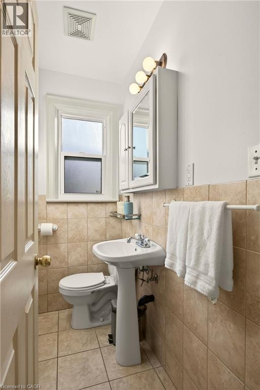 136 Hunter Street W, Hamilton, ON - Indoor Photo Showing Bathroom