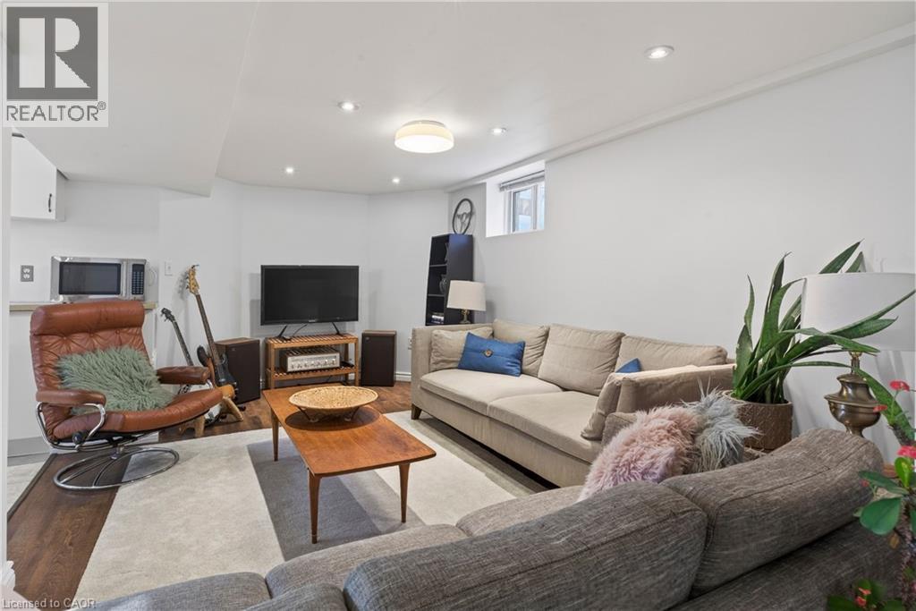 136 Hunter Street W, Hamilton, ON - Indoor Photo Showing Living Room