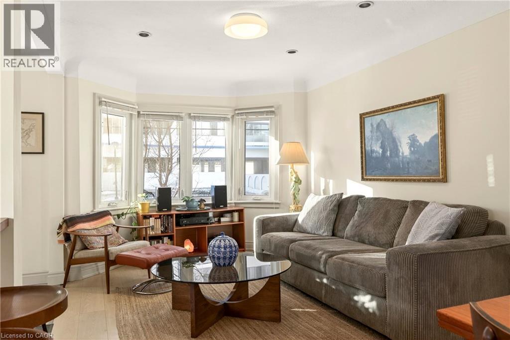 136 Hunter Street W, Hamilton, ON - Indoor Photo Showing Living Room