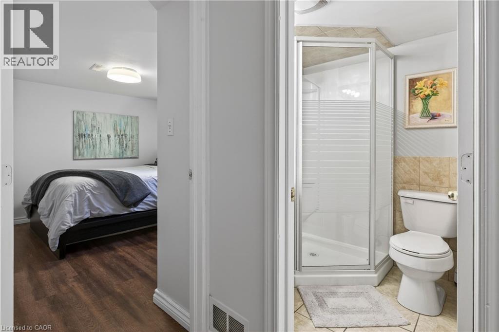 136 Hunter Street W, Hamilton, ON - Indoor Photo Showing Bathroom