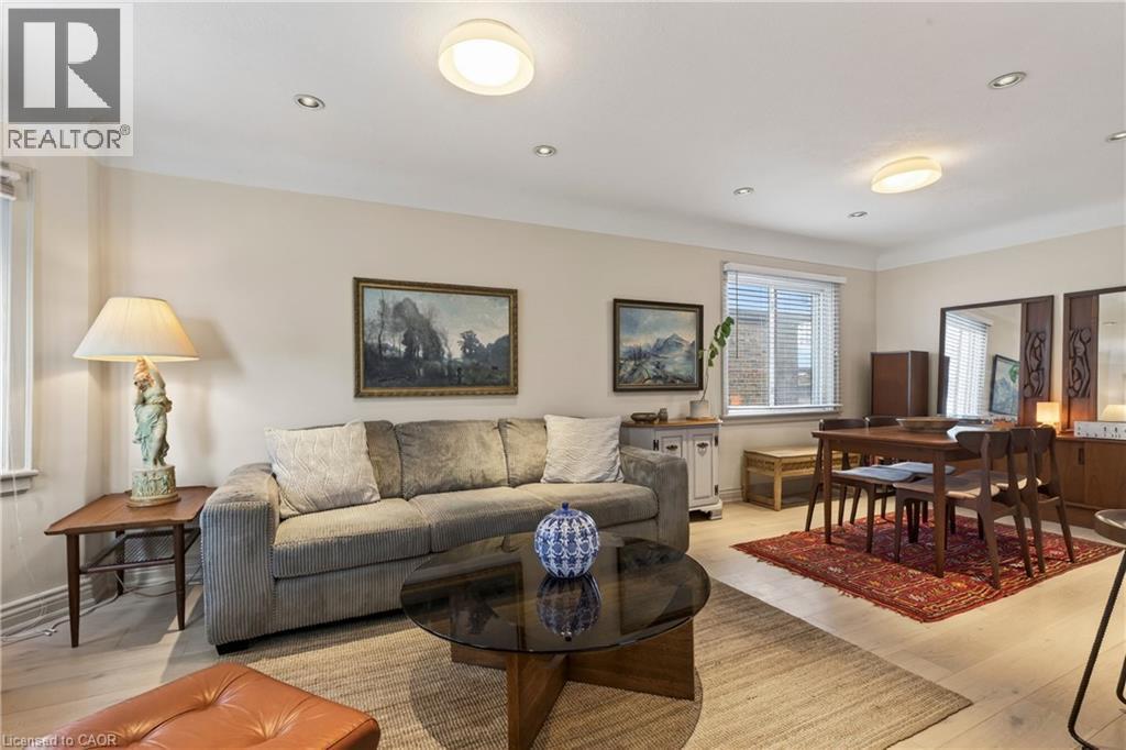 136 Hunter Street W, Hamilton, ON - Indoor Photo Showing Living Room