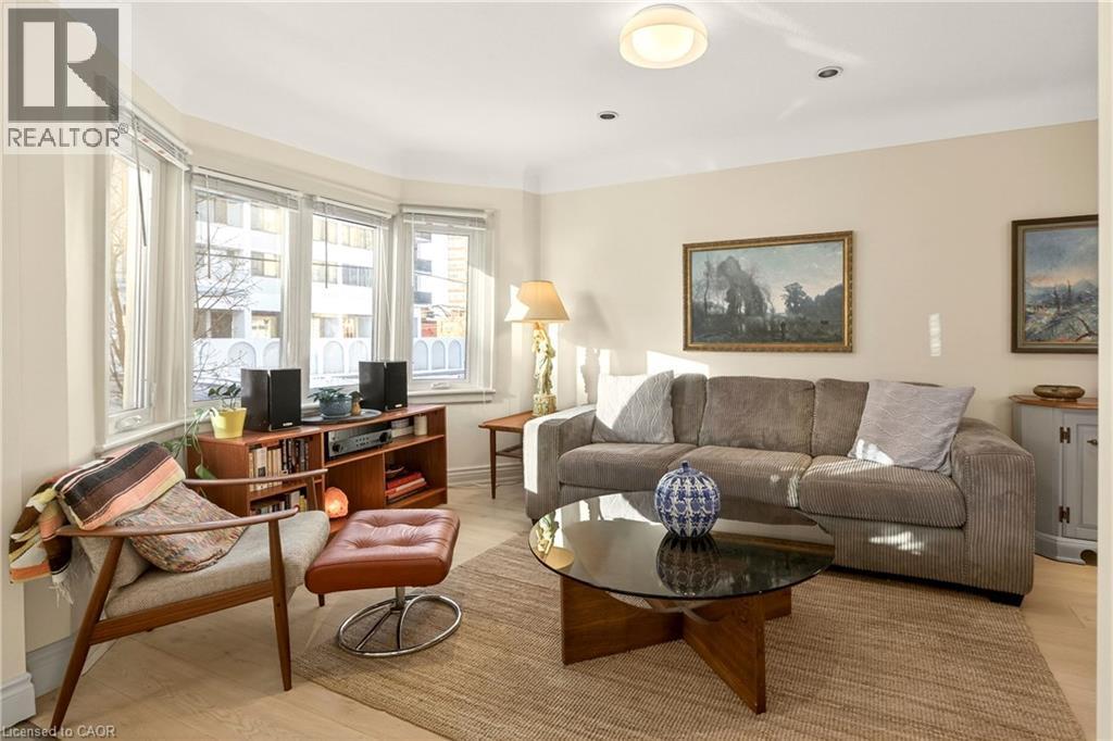 136 Hunter Street W, Hamilton, ON - Indoor Photo Showing Living Room