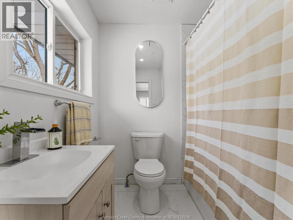 1457 S Cameron Boulevard, Windsor, ON - Indoor Photo Showing Bathroom