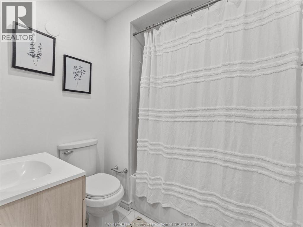 1457 S Cameron Boulevard, Windsor, ON - Indoor Photo Showing Bathroom
