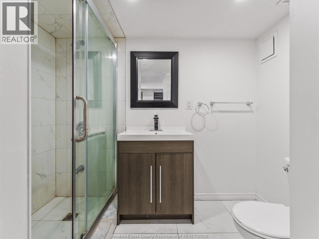 1457 S Cameron Boulevard, Windsor, ON - Indoor Photo Showing Bathroom
