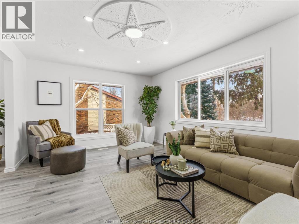 1457 S Cameron Boulevard, Windsor, ON - Indoor Photo Showing Living Room