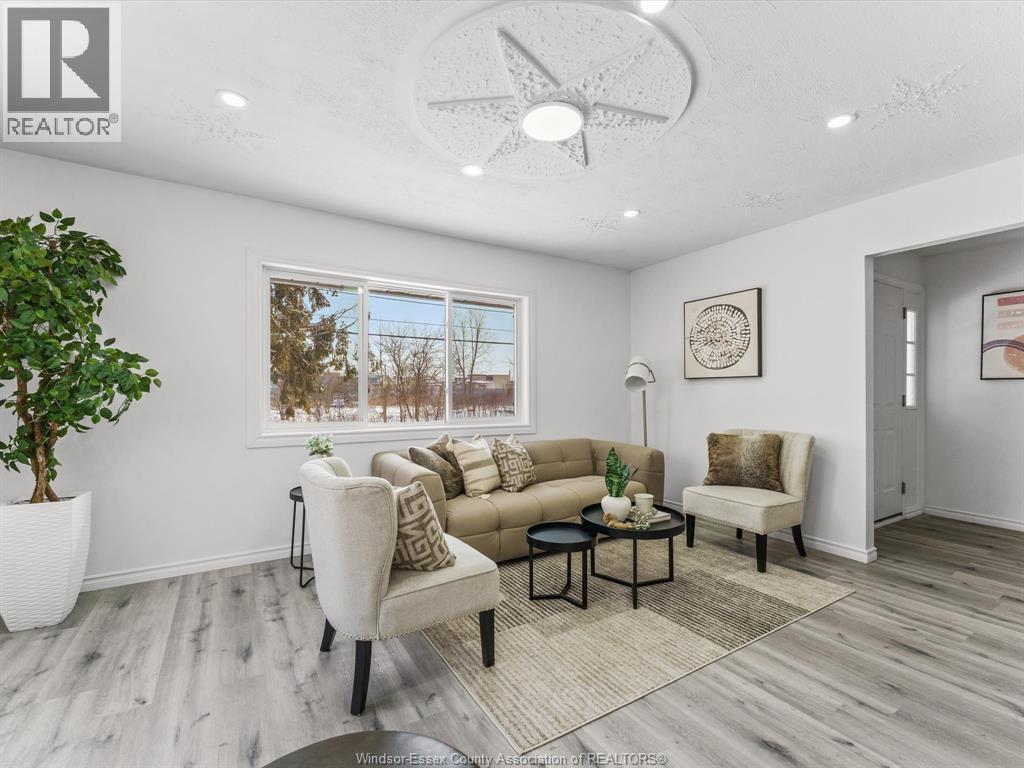 1457 S Cameron Boulevard, Windsor, ON - Indoor Photo Showing Living Room