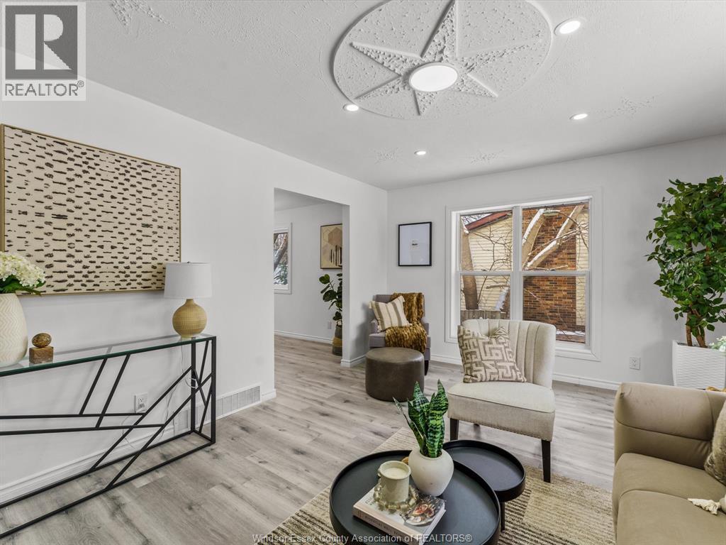 1457 S Cameron Boulevard, Windsor, ON - Indoor Photo Showing Living Room