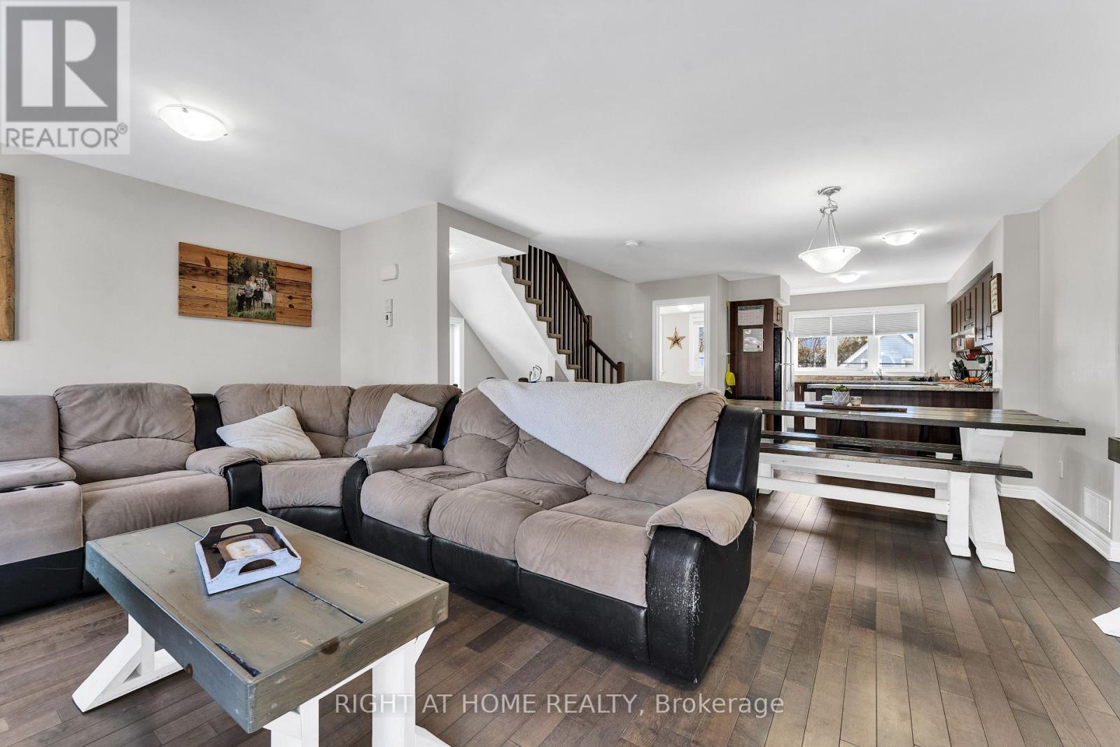 123 Antrim Street, Carleton Place, ON - Indoor Photo Showing Living Room