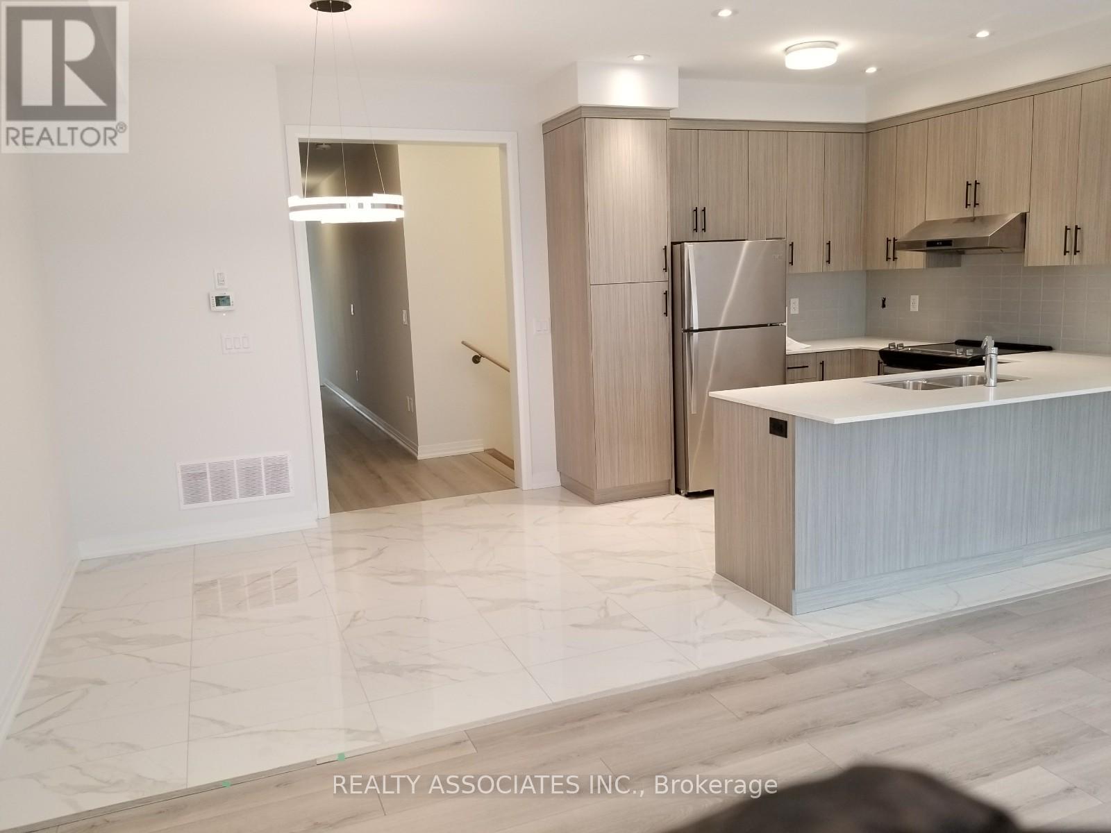 71 Schmeltzer Crescent, Richmond Hill, ON - Indoor Photo Showing Kitchen With Double Sink