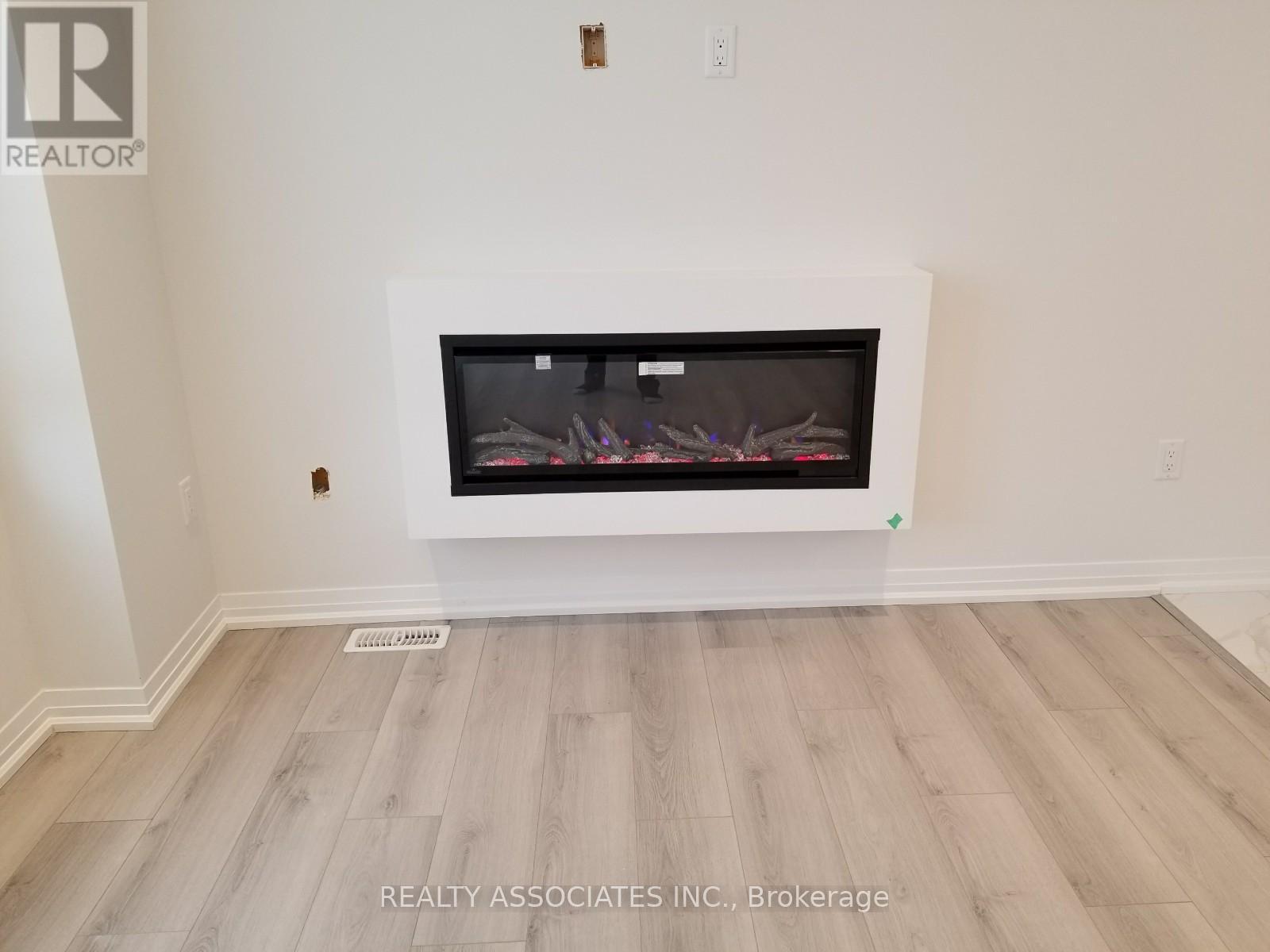 71 Schmeltzer Crescent, Richmond Hill, ON - Indoor With Fireplace