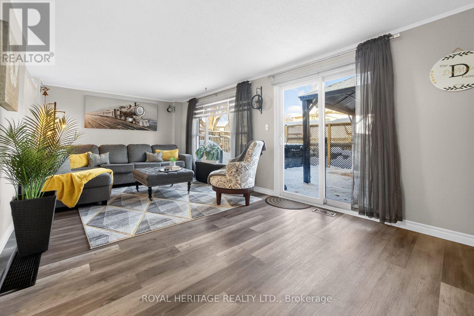 535 Shingle Bridge Place, Cambridge, ON - Indoor Photo Showing Living Room