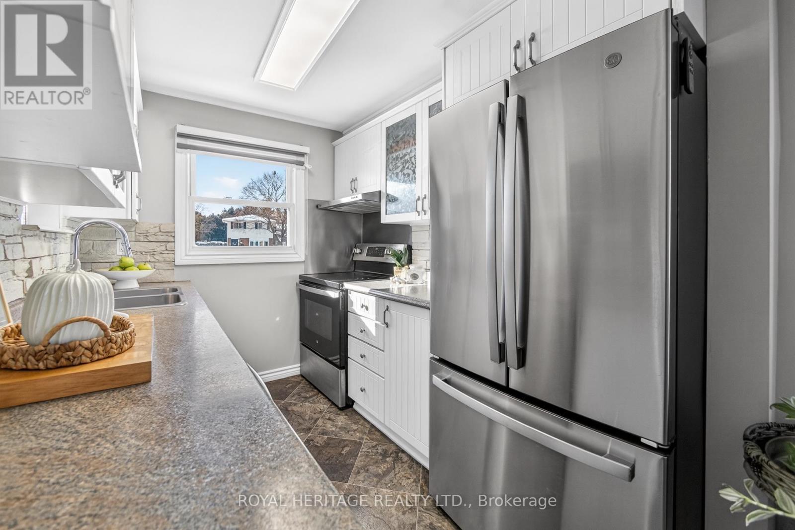 535 Shingle Bridge Place, Cambridge, ON - Indoor Photo Showing Kitchen