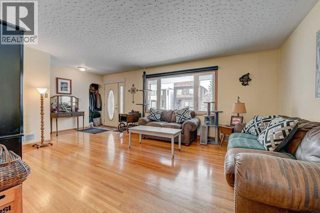 1455 Russell Road Ne, Calgary, AB - Indoor Photo Showing Living Room