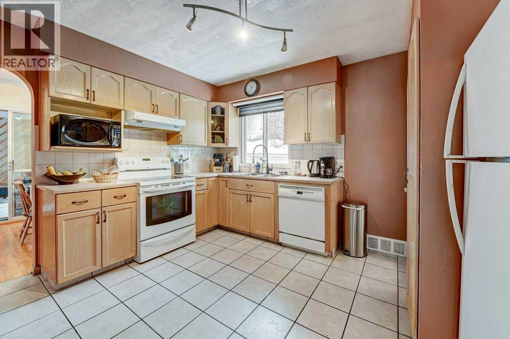 1455 Russell Road Ne, Calgary, AB - Indoor Photo Showing Kitchen