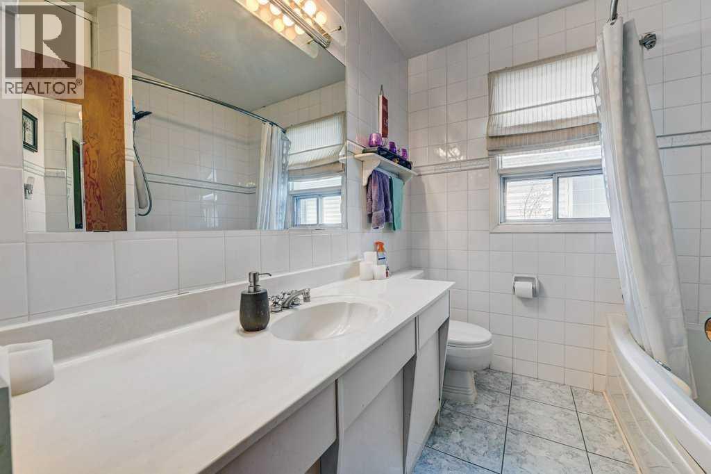 1455 Russell Road Ne, Calgary, AB - Indoor Photo Showing Bathroom