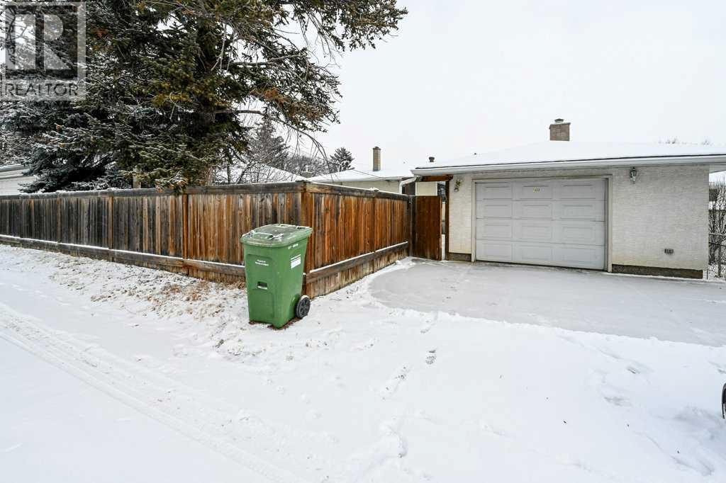 1455 Russell Road Ne, Calgary, AB - Outdoor