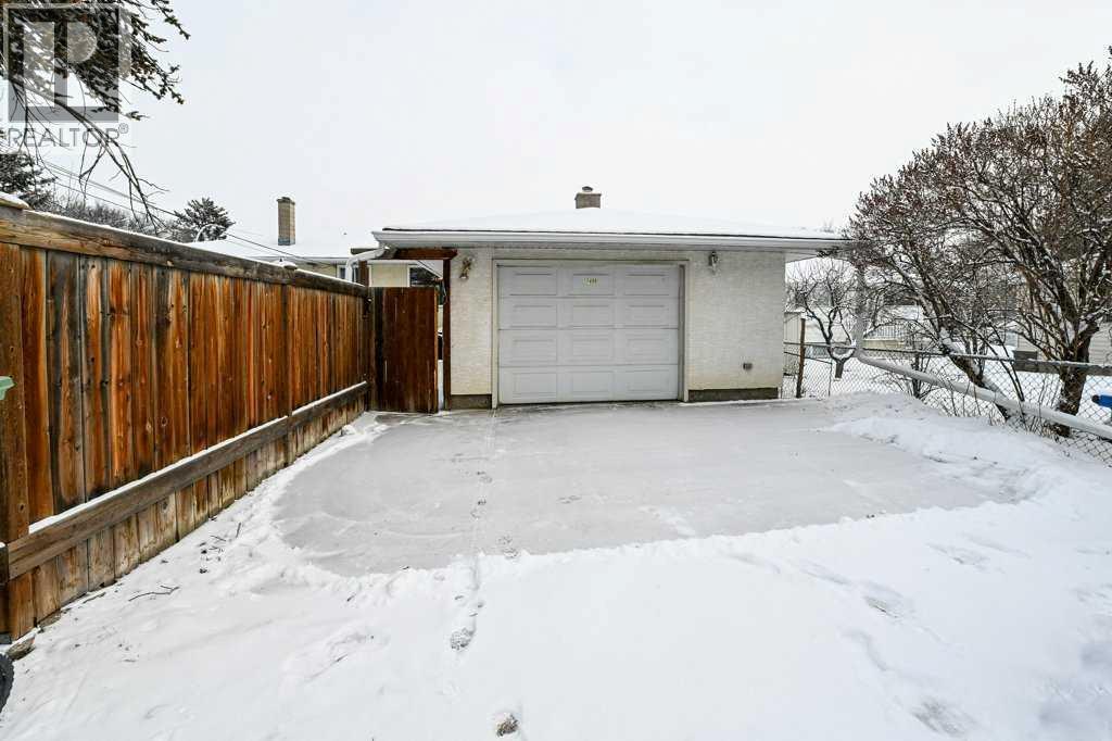 1455 Russell Road Ne, Calgary, AB - Outdoor