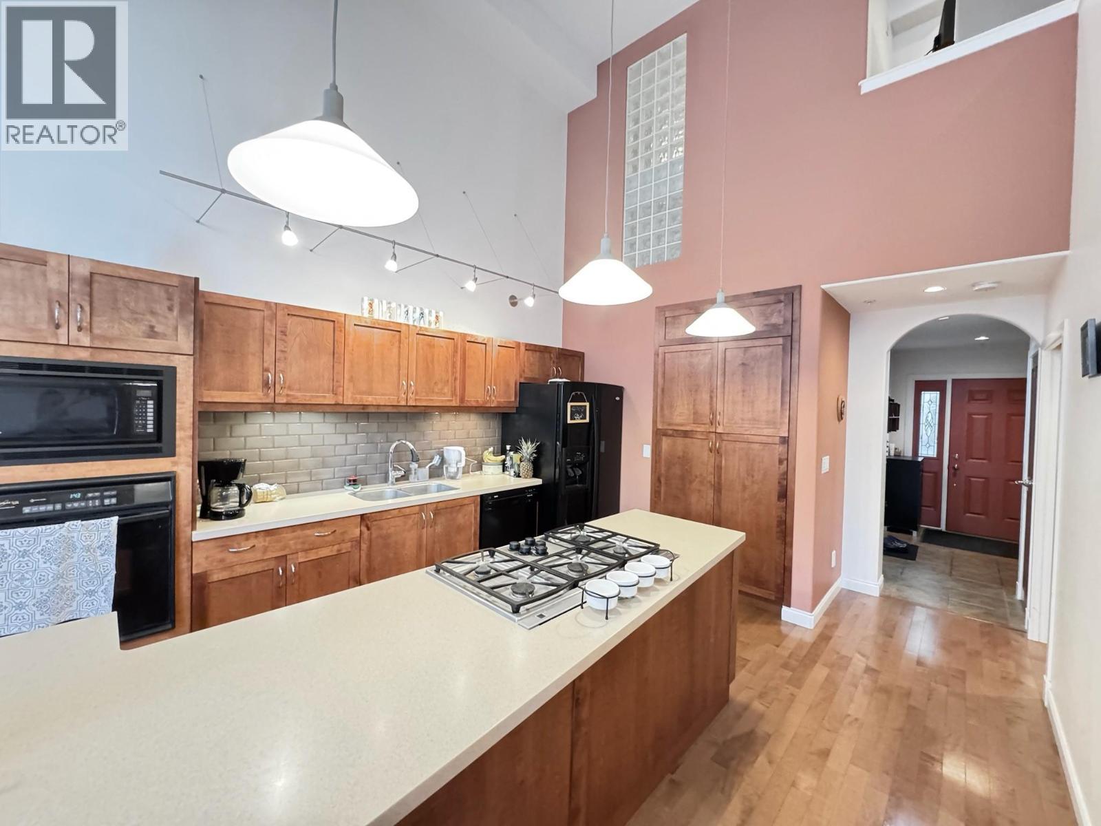 250 Marina Way Unit# 204, Penticton, BC - Indoor Photo Showing Kitchen