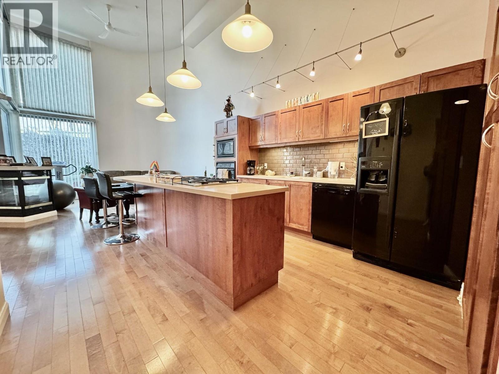 250 Marina Way Unit# 204, Penticton, BC - Indoor Photo Showing Kitchen With Upgraded Kitchen