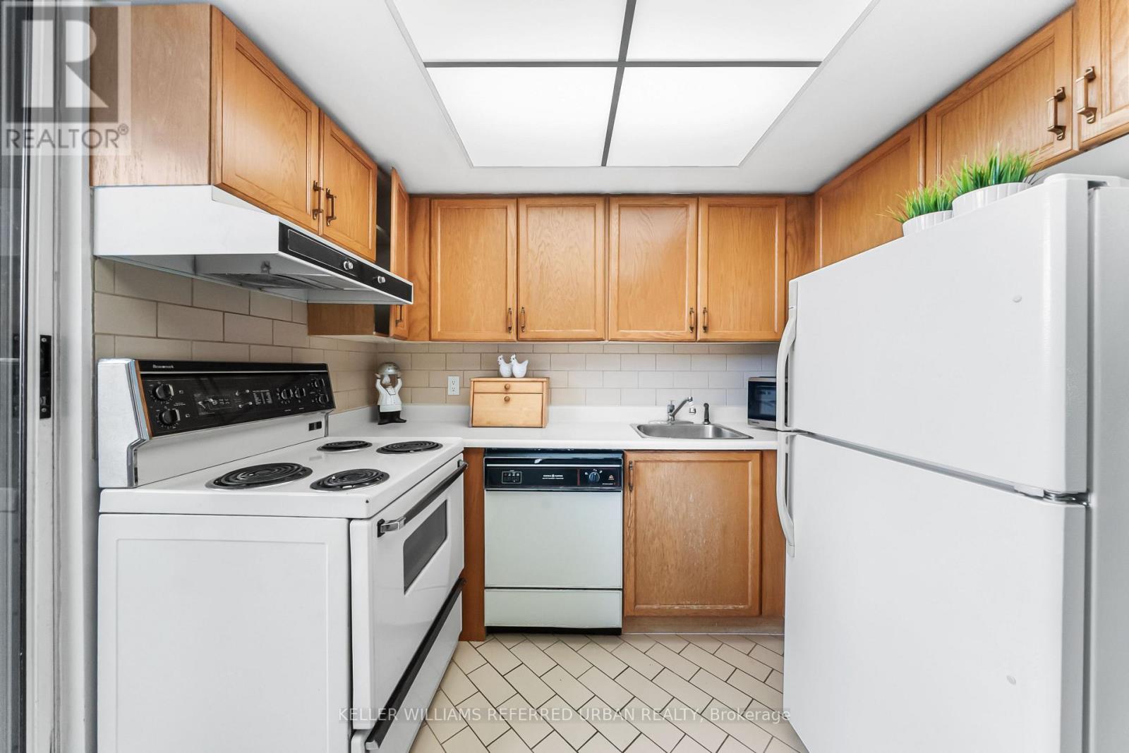 524 - 1210 Don Mills Road, Toronto, ON - Indoor Photo Showing Kitchen