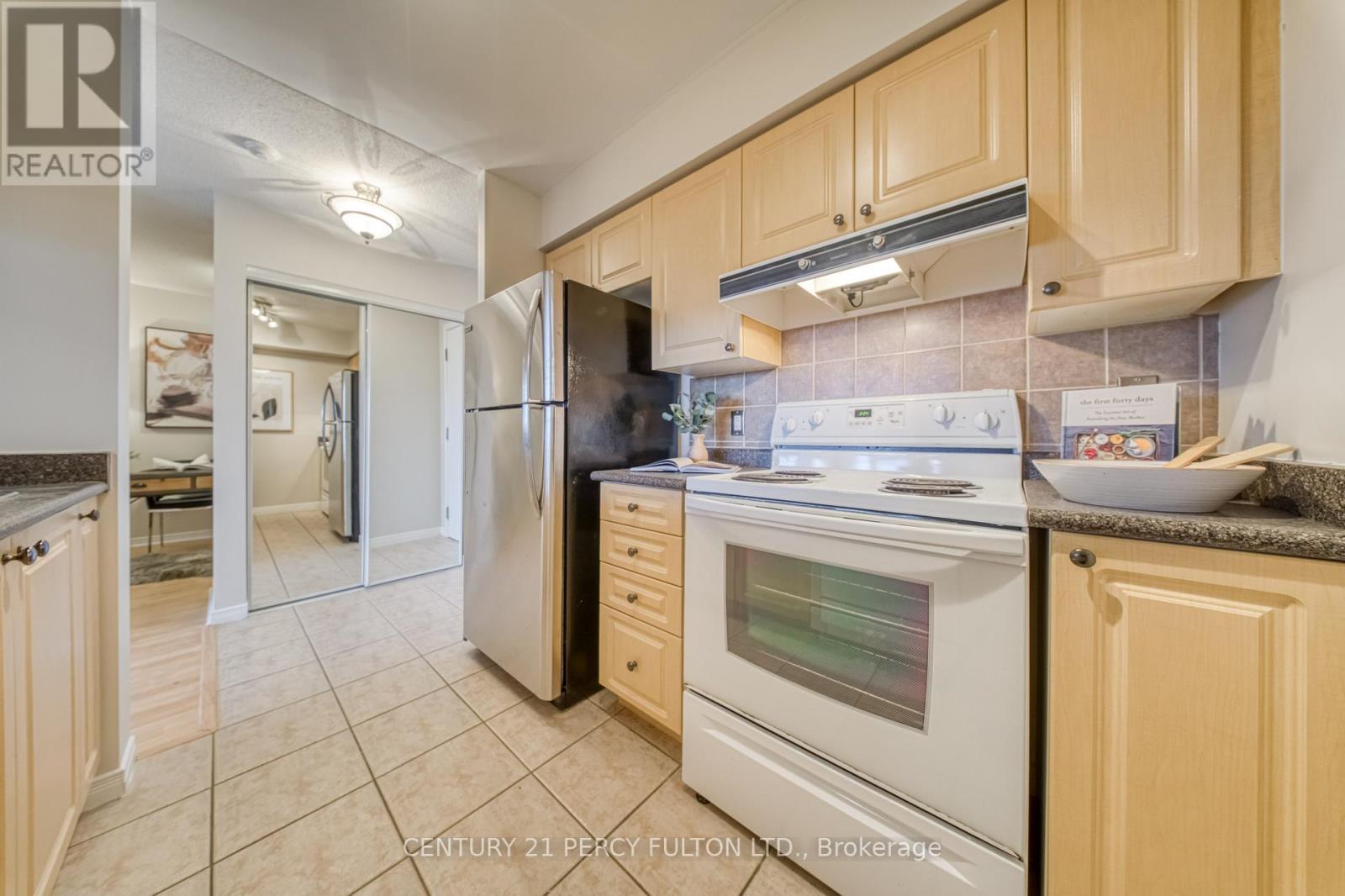 601 - 1200 The Esplanade Road N, Pickering, ON - Indoor Photo Showing Kitchen