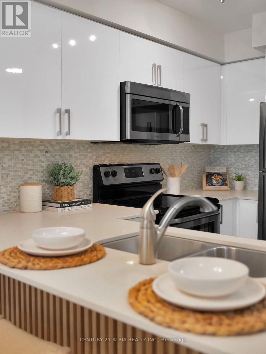 206 - 73 King William Crescent, Richmond Hill, ON - Indoor Photo Showing Kitchen With Double Sink With Upgraded Kitchen