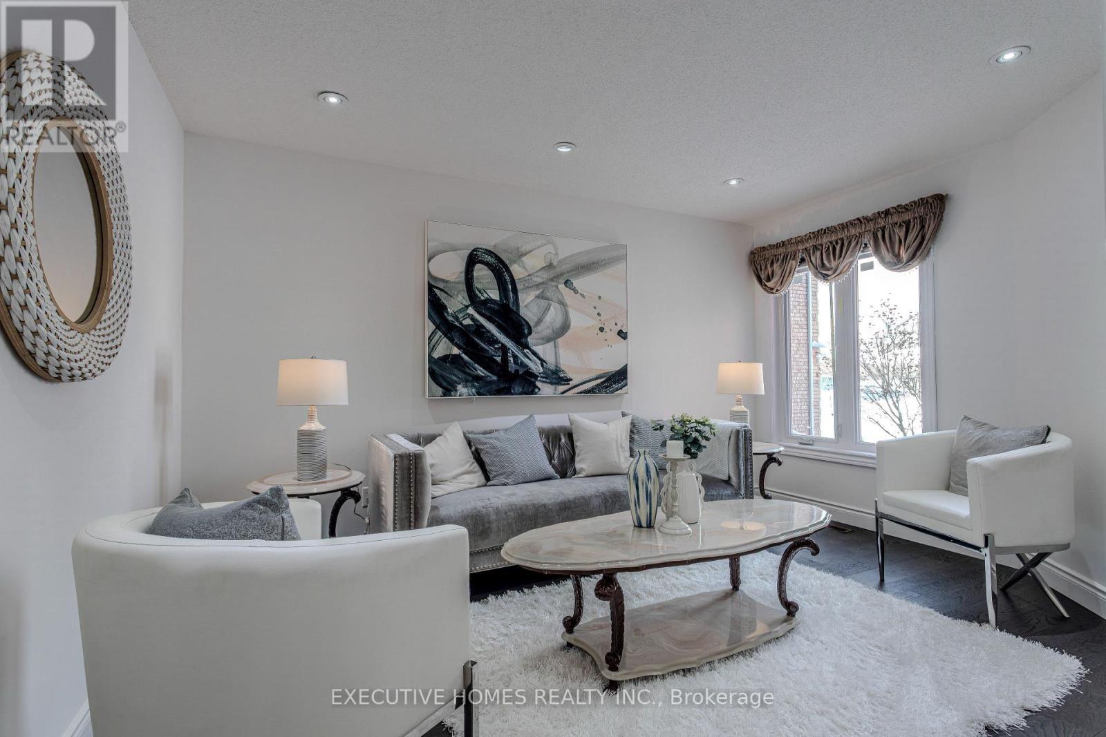 1192 Dream Crest Road, Mississauga, ON - Indoor Photo Showing Living Room