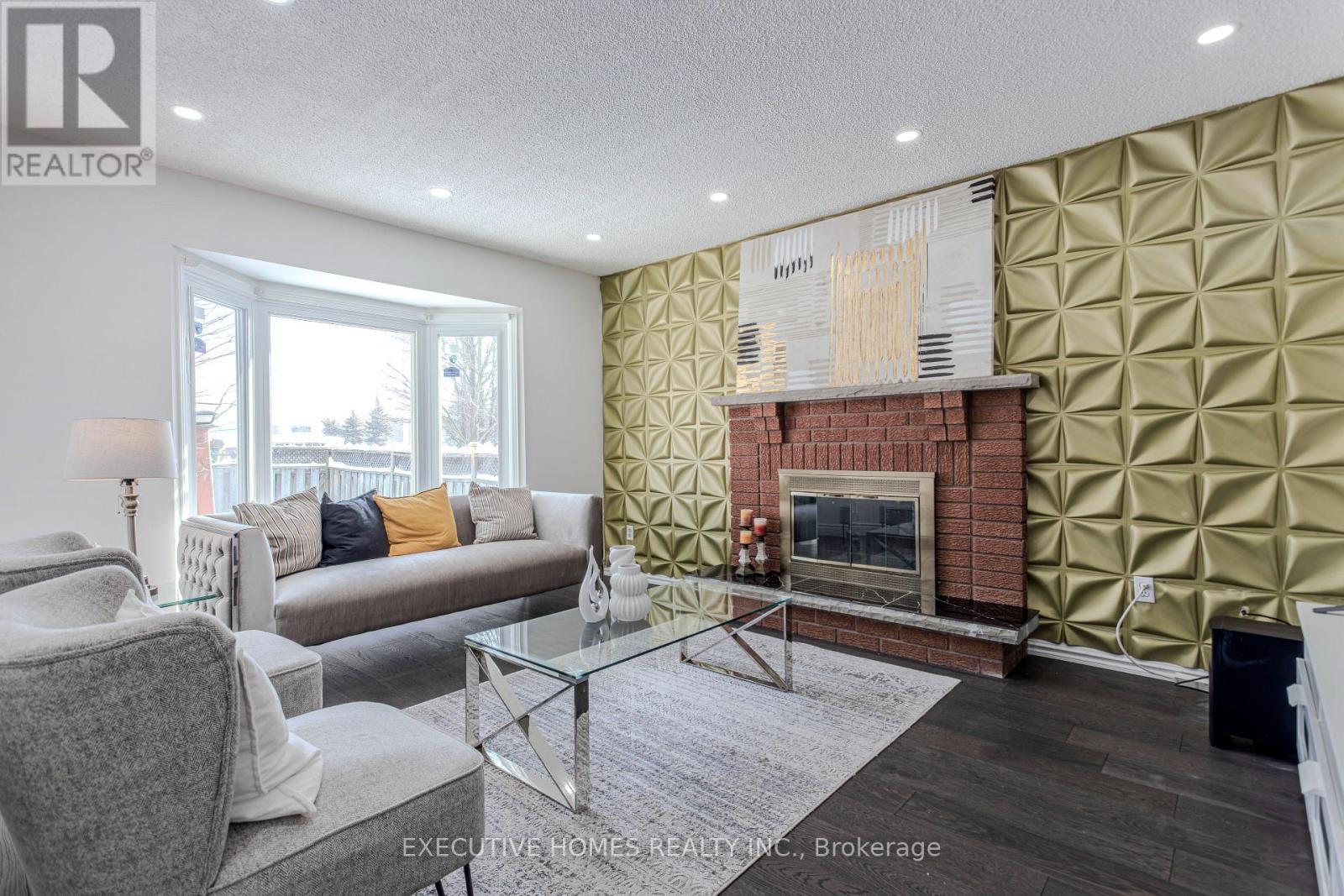 1192 Dream Crest Road, Mississauga, ON - Indoor Photo Showing Living Room With Fireplace