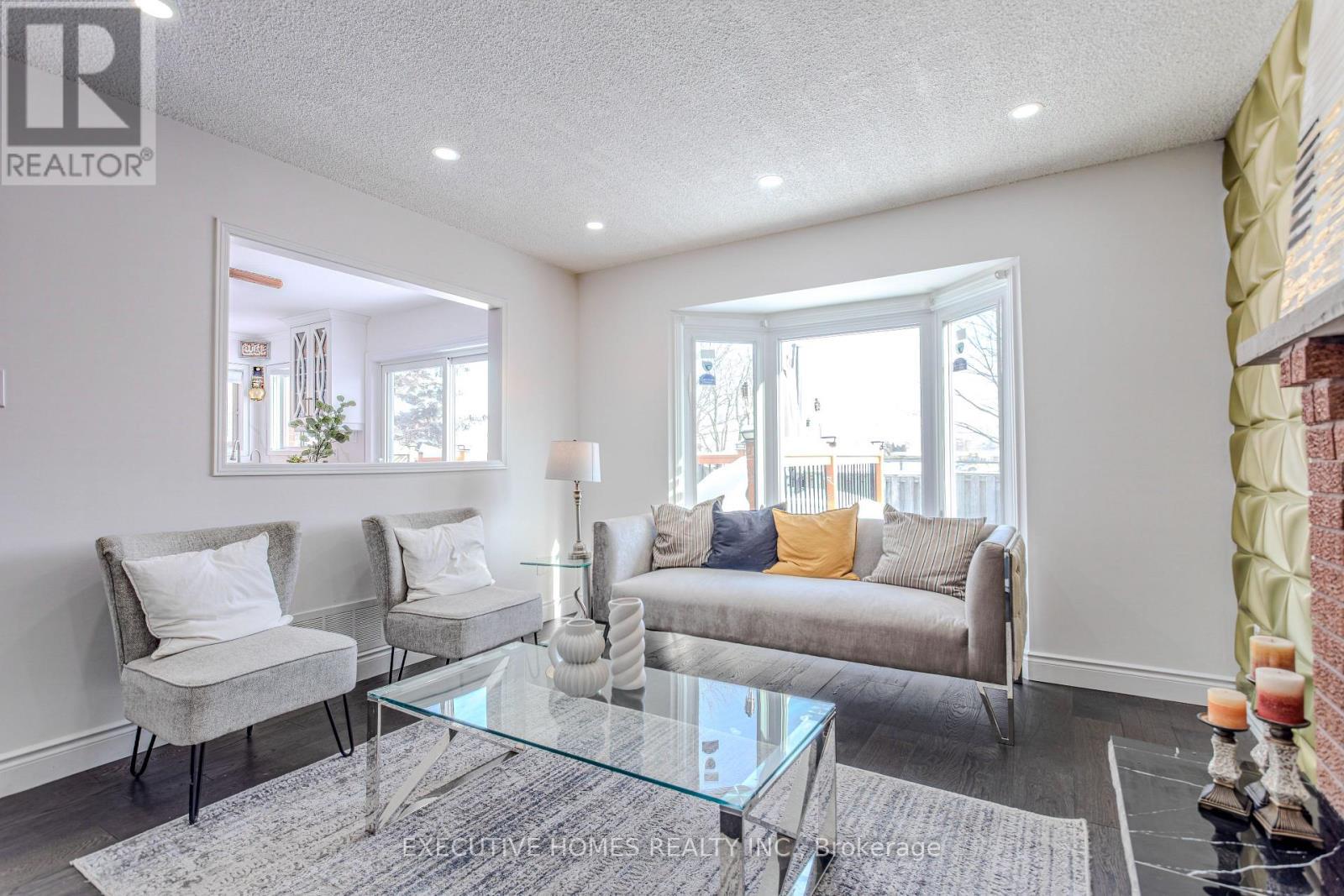 1192 Dream Crest Road, Mississauga, ON - Indoor Photo Showing Living Room