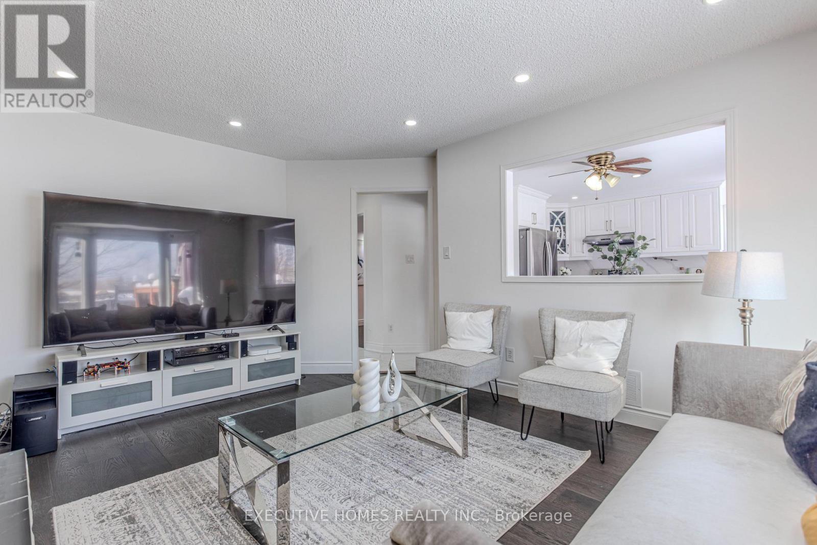 1192 Dream Crest Road, Mississauga, ON - Indoor Photo Showing Living Room